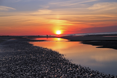 Ameland-Holland<br />Der glühende Sonnenuntergang wirft tief Schatten auf dem nördlichen Seestrand von Ameland.