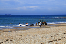 Audresselles-Frankreich<br />Von Audresselles nach Ambleteuse.<br /> Fischer ziehen nach ihrem Fang ihre Boote mit schweren Traktoren aus dem Meer.