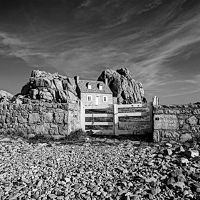 Die Bretagne: ein anderer Blick - un regard différent: Plougrescant: La Maison du Gouffre - Das Haus zwischen den Felsen.