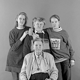 Porträts: vier Generationen<br />Uroma mit Tochter Alice, Enkelin Petra und Urenkelin Anja