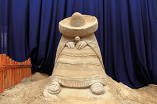 Sandskulpturen Travemünde 2022 - Reise um die Welt. Ein schlafender Mexikaner - © Inese Valtere (Südamerika).