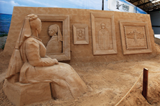 Sandskulpturen Travemünde 2022 - Reise um die Welt. Europäische Künste - © Sanita Ravina und Jiri Kaspar (Europa)