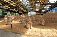 Sandskulpturen Travemünde 2022 - Reise um die Welt. Terrakotta Armee - © Kilian van der Veldern (Asien)