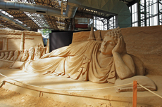 Sandskulpturen Travemünde 2022 - Reise um die Welt. Liegender Buddha - © Ivan Zverev (Asien)