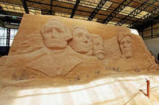 Sandskulpturen Travemünde 2022 - Reise um die Welt. Mount Rushmore - © Ivan Zverev (Nordamerika)
