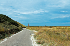 Wangerooge: Die Straße zum Westen endet am Westturm und am neuen Leuchtturm.
