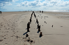 Wangerooge: Der Osten: Die Zeugnisse der Vergangenheit werden heute wieder vom Wattenmeer zurückerobert.