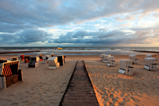 Wangerooge: Das frühe Morgenlicht verzaubert den Strand in eine mystische Farbenwelt.