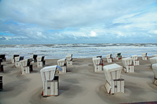 Wangerooge: Der Sturm baut kleine Sandhügel um die Strandkörbe..