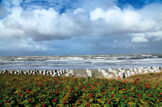 Wangerooge: Der Sturm treibt Welle, um Welle auf den Strand zu.