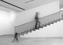 Körperbewegungen im Raum: „Das Bewegliche ist primär das Kunstwerk und der Mensch. Innerhalb von Architektur.” Hans Hollein (1934 - 2014)